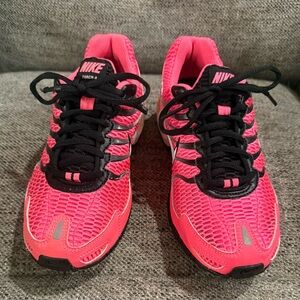 LIKE NEW- Women's Nike Hot Pink Air Max Torch 4 Running Shoe. Size 6.5 - 7